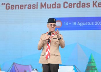 Ketua Dewan Komisioner Otoritas Jasa Keuangan (OJK) Mahendra Siregar memberikan motivasi kepada peserta Perkemahan Pramuka Berkebutuhan Khusus Nasional 2025 dalam acara Literasi Keuangan Indonesia Terdepan (LIKE IT) di Bumi Perkemahan Pramuka Cibubur, Jakarta Timur, Kamis (14/8/2025). (Dok Humas OJK Jambi)