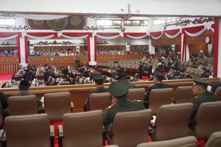 Danrem 042/Gapu Brigjen TNI Heri Purwanto bersama unsur Forkopimda Provinsi Jambi menghadiri Rapat Paripurna DPR RI ke-1 Tahun Sidang 2025–2026 di Gedung Nusantara, Jakarta, Jumat (15/8/2025),(Dok. Penrem 042/Gapu)