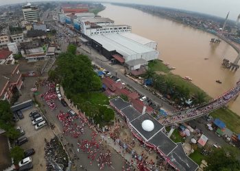 Ribuan masyarakat Jambi memadati Jembatan Gentala Arasy saat pengibaran Bendera Merah Putih terbanyak yang digelar Pemerintah Provinsi Jambi, Sabtu (16/8/2025). (Dok. Erit - Kominfo)