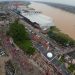 Ribuan masyarakat Jambi memadati Jembatan Gentala Arasy saat pengibaran Bendera Merah Putih terbanyak yang digelar Pemerintah Provinsi Jambi, Sabtu (16/8/2025). (Dok. Erit - Kominfo)