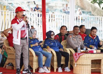 Gubernur Jambi Al Haris memberikan sambutan pada pembukaan Piala Soeratin U-13 dan U-15 di Stadion Gelora Paduka Berhala, Tanjung Jabung Timur, Sabtu (16/8/2025). (Dok. Erit -Kominfo)