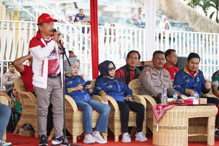 Gubernur Jambi Al Haris memberikan sambutan pada pembukaan Piala Soeratin U-13 dan U-15 di Stadion Gelora Paduka Berhala, Tanjung Jabung Timur, Sabtu (16/8/2025). (Dok. Erit -Kominfo)