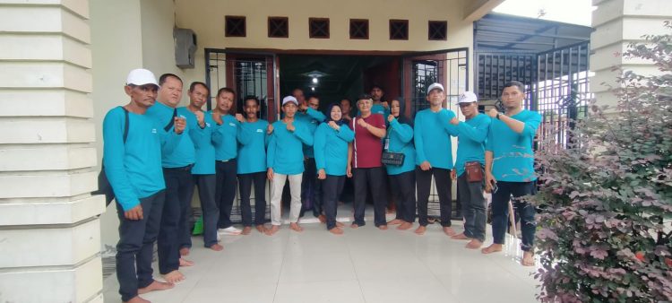Para pengurus Gapoktan Terusan Bersatu dan Yayasan Keadilan Rakyat (YKR) berfoto bersama usai pertemuan konsolidasi di Jambi, Senin (18/8/2025).