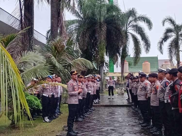 Kabag Ops Polresta Jambi, Kompol Army Sevtiansyah, memberikan arahan kepada personel sebelum pengamanan Pawai Pembangunan HUT ke-80 RI di Kota Jambi, Senin (18/8/2025). (Dok.Nahar)