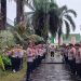 Kabag Ops Polresta Jambi, Kompol Army Sevtiansyah, memberikan arahan kepada personel sebelum pengamanan Pawai Pembangunan HUT ke-80 RI di Kota Jambi, Senin (18/8/2025). (Dok.Nahar)