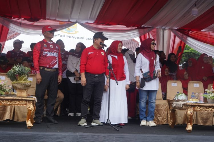 Danrem 042/Gapu Brigjen TNI Heri Purwanto bersama jajaran Forkopimda Provinsi Jambi menghadiri Pawai Pembangunan HUT ke-80 RI di depan Rumah Dinas Gubernur Jambi, Minggu (18/8/2025). (Dok. Nahar)