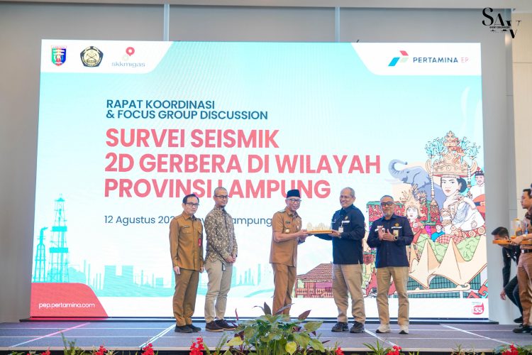 Gubernur Lampung Rahmat Mirzani Djausal menyerahkan cendera mata kepada perwakilan SKK Migas–Pertamina EP dalam Rapat Koordinasi dan FGD Survei Seismik 2D Gerbera di Bandarlampung, Selasa (12/8/2025). (Dok. FJM)
