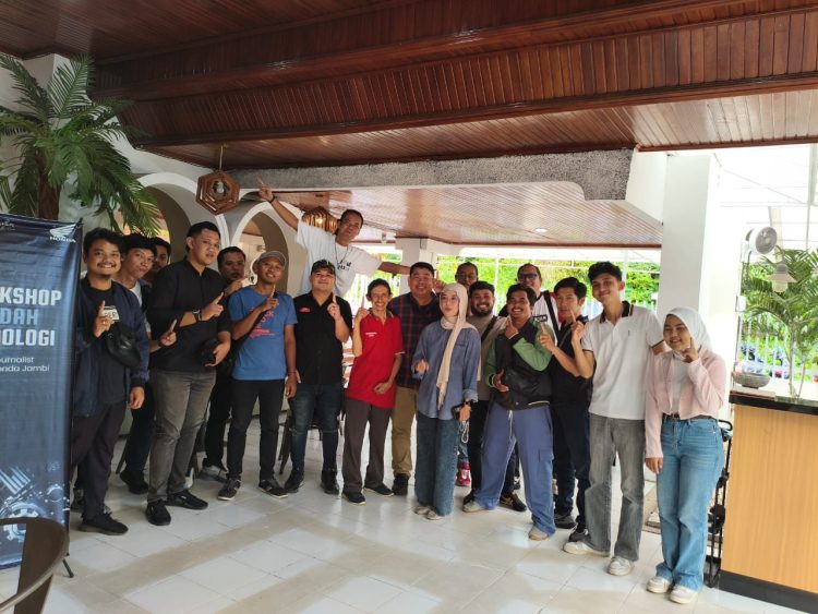 Para jurnalis berfoto bersama tim Sinsen usai workshop bedah teknologi New Honda PCX160 di Jambi, Senin (18/8/2025). (Dok. Sinsen)