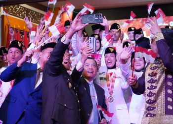 Gubernur Jambi Al Haris bersama jajaran Forkopimda dan Paskibraka berfoto bersama sambil mengibarkan bendera Merah Putih pada Malam Resepsi Kenegaraan HUT ke-80 RI di Auditorium Rumah Dinas Gubernur Jambi, Minggu (17/8/2025) (Dok. Yola)