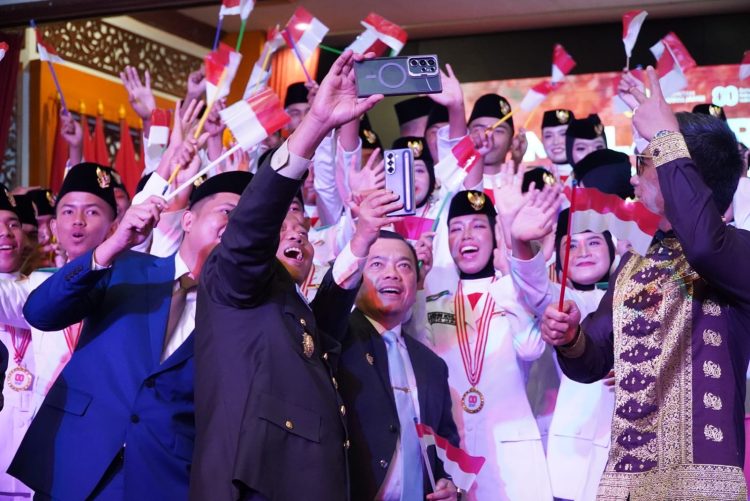 Gubernur Jambi Al Haris bersama jajaran Forkopimda dan Paskibraka berfoto bersama sambil mengibarkan bendera Merah Putih pada Malam Resepsi Kenegaraan HUT ke-80 RI di Auditorium Rumah Dinas Gubernur Jambi, Minggu (17/8/2025) (Dok. Yola)