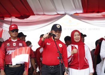 Gubernur Jambi Al Haris membuka Pawai Pembangunan HUT ke-80 RI di depan Rumah Dinas Gubernur Jambi, Senin (18/8/2025). (Dok, Yola)