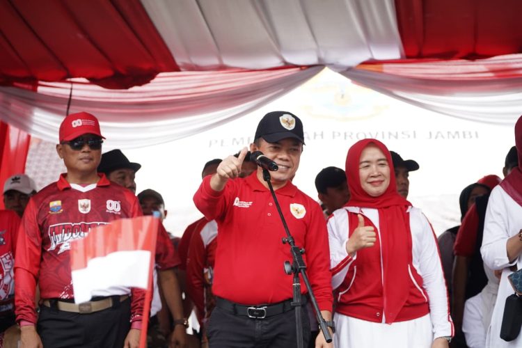 Gubernur Jambi Al Haris membuka Pawai Pembangunan HUT ke-80 RI di depan Rumah Dinas Gubernur Jambi, Senin (18/8/2025). (Dok, Yola)