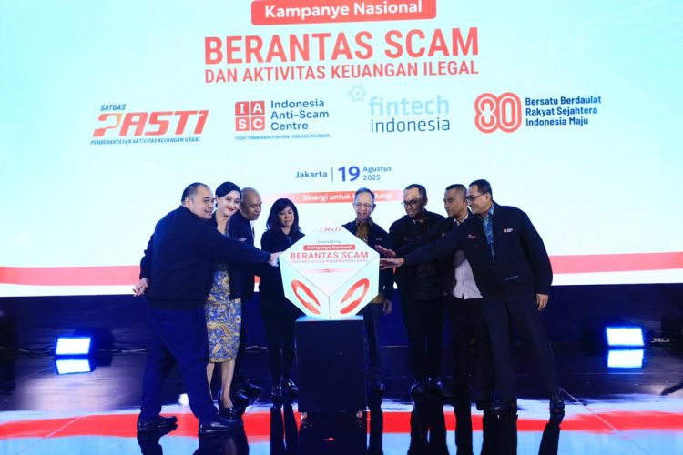 Ketua Dewan Komisioner OJK Mahendra Siregar bersama jajaran Satgas PASTI dan perwakilan kementerian/lembaga meluncurkan Kampanye Nasional Berantas Scam dan Aktivitas Keuangan Ilegal di Jakarta, Selasa (19/8/2025). (Dok. Agus Humas OJK Jambi)
