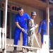 Dirpolairud Polda Jambi, Kombes Pol Agus Tri Waluyo bersama warga bergotong royong merenovasi rumah di Pulau Pandan, Danau Sipin, yang akan difungsikan sebagai Rumah Baca bagi anak-anak dan remaja, Rabu (20/8/2025). (Dok. Nahar)