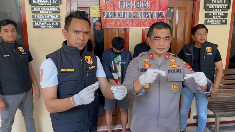 Kapolsek Jelutung Iptu Choiril Umam (kanan) dan Kanit Reskrim Polsek Jelutung Ipda Ondo Siburian (kiri) menunjukkan barang bukti sabu hasil pengungkapan kasus narkoba jaringan lapas dengan sistem tempel. Tiga orang pelaku diamankan dalam penggerebekan di sebuah kos di Jalan Syamsu Bahrun, Jambi, Selasa (19/8/2025) (Dok. Nahar)