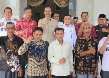 Gubernur Jambi Al Haris mendampingi Menteri Transmigrasi RI Muhammad Iftitah Sulaiman Suryanagara saat audiensi penyelesaian permasalahan Transmigrasi Swakarsa Mandiri (TSM) IV Gelam Baru di Rumah Dinas Bupati Muaro Jambi, Rabu (20/8/2025). (Dok. Stepanus)