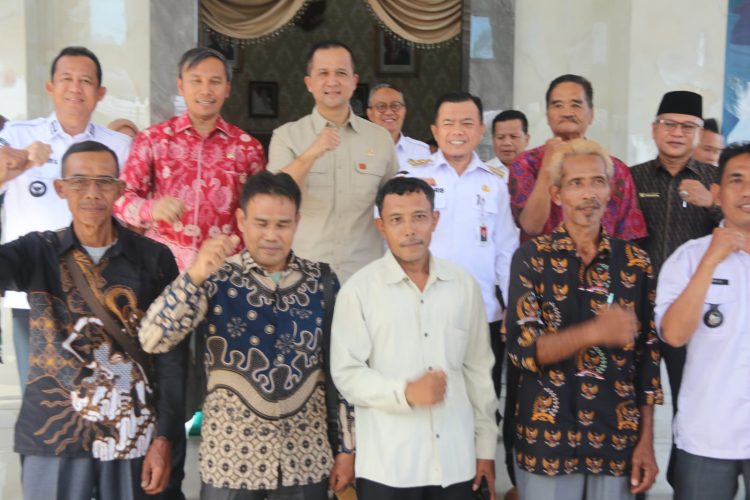 Gubernur Jambi Al Haris mendampingi Menteri Transmigrasi RI Muhammad Iftitah Sulaiman Suryanagara saat audiensi penyelesaian permasalahan Transmigrasi Swakarsa Mandiri (TSM) IV Gelam Baru di Rumah Dinas Bupati Muaro Jambi, Rabu (20/8/2025). (Dok. Stepanus)