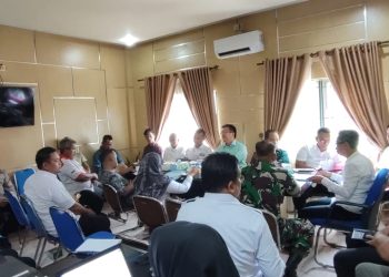 Suasana rapat mediasi antara PT Kaswari Unggul dan masyarakat Desa Rantau Karya terkait sengketa lahan seluas 96,5 hektar di Kantor Setda Tanjung Jabung Timur, Rabu (20/8/2025). (Dok. Nahar)