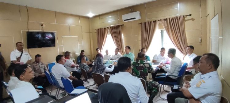 Suasana rapat mediasi antara PT Kaswari Unggul dan masyarakat Desa Rantau Karya terkait sengketa lahan seluas 96,5 hektar di Kantor Setda Tanjung Jabung Timur, Rabu (20/8/2025). (Dok. Nahar)