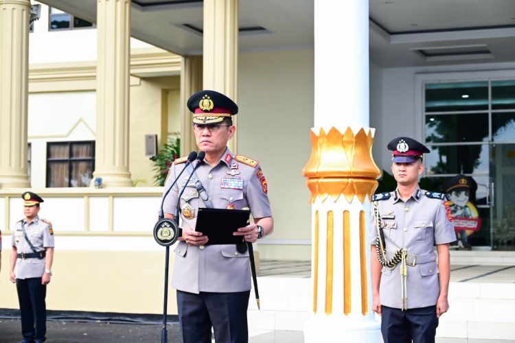 Kapolda Jambi Irjen Pol Krisno H. Siregar memimpin Upacara Hari Juang Polri 2025 di Lapangan Hitam Mapolda Jambi, Kamis (21/8/2025). (Dok. Humas)