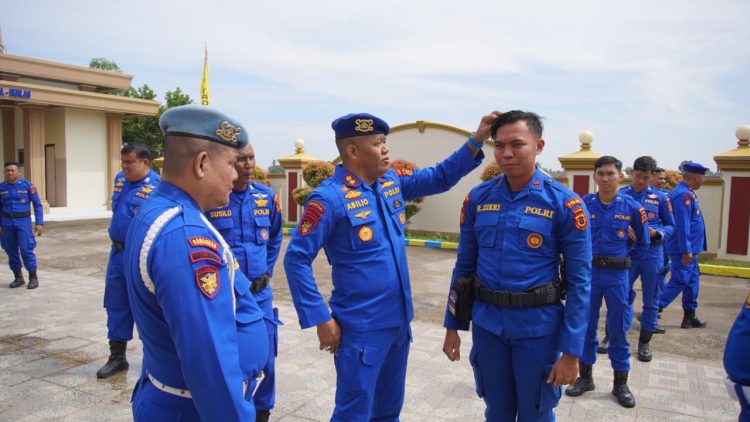 Wadirpolairud Polda Jambi, AKBP Abilio Dos Santos, memeriksa kerapian personel saat pelaksanaan Gaktiblin di Mako Ditpolairud Polda Jambi, Kamis (21/8/2025). (Dok. nahar)