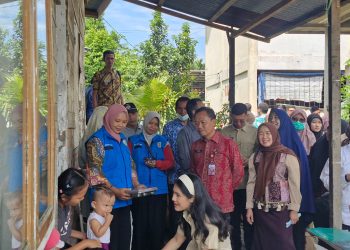Wakil Menteri Kependudukan dan Pembangunan Keluarga, Ratu Ayu Isyana Bagoes Oka, didampingi Ketua TP PKK Provinsi Jambi, Hj. Hesti Haris, meninjau pelaksanaan program Makan Bergizi Gratis (MBG) di Kelurahan Pematang Sulur, Kota Jambi, Kamis (21/8/2025). (Dok. Yola)