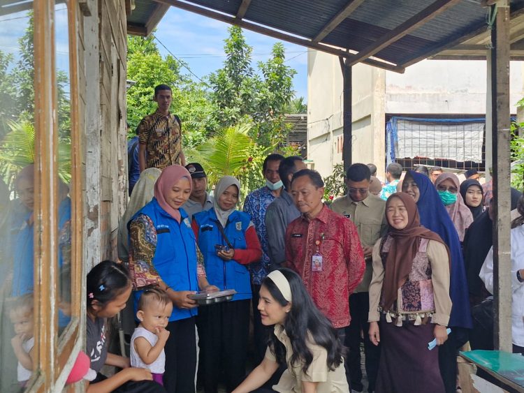 Wakil Menteri Kependudukan dan Pembangunan Keluarga, Ratu Ayu Isyana Bagoes Oka, didampingi Ketua TP PKK Provinsi Jambi, Hj. Hesti Haris, meninjau pelaksanaan program Makan Bergizi Gratis (MBG) di Kelurahan Pematang Sulur, Kota Jambi, Kamis (21/8/2025). (Dok. Yola)