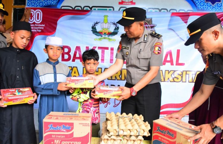 Siswa SIP Angkatan 54 Gelombang II Tahun 2025 Polda Jambi menyerahkan paket sembako kepada anak-anak panti asuhan dalam kegiatan bakti sosial di Kota Jambi, Kamis (21/8/2025). (Dok. Nahar)