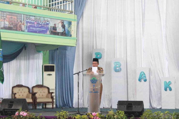 Wakil Gubernur Jambi Abdullah Sani menyampaikan sambutan pada penutupan PKKMB Universitas Jambi 2025 yang berhasil mencatatkan empat rekor MURI, di Gedung Balairung Unja, Mendalo, Senin (25/8/2025). (Dok. Yola)