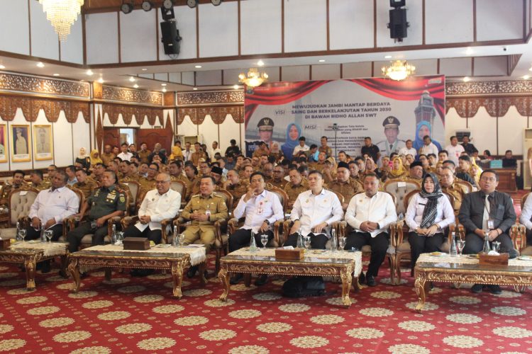 Poto bersama Gubernur Jambi Al Haris bersama Kepala BSSN Nugroho Sulistyo Budi, Danrem 042/Gapu Brigjen TNI Heri Purwanto, serta Forkopimda menghadiri pengukuhan Tim CSIRT pemerintah kabupaten/kota se-Provinsi Jambi, Senin (25/8/2025). (Dok Nahar)