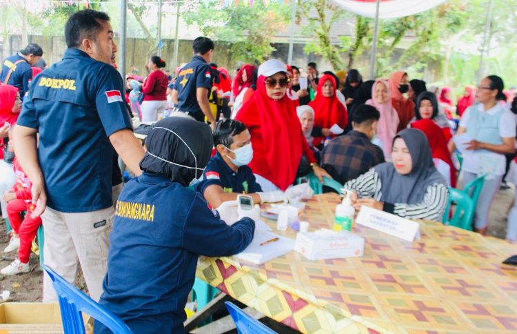 Petugas medis RS Bhayangkara Polda Jambi memeriksa kesehatan warga saat kegiatan cek kesehatan gratis di Kelurahan Bakung, Kecamatan Pal Merah, Kota Jambi, Minggu (24/8/2025). (Dok Stepanus)