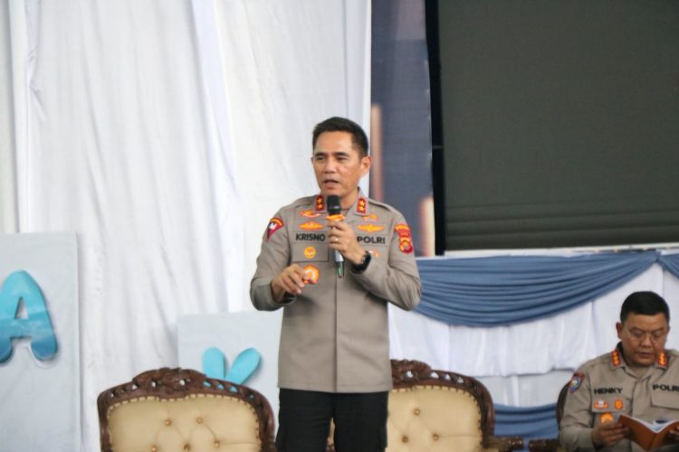 Kapolda Jambi Irjen Pol Krisno H. Siregar memberikan materi wawasan kebangsaan dalam kegiatan PBAK UIN STS Jambi di Auditorium Chatib Quzwein, Senin (25/8/2025). (Dok. Nahar)