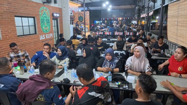 Suasana hangat gathering komunitas Honda Jambi dalam rangkaian acara BeAT and Battle Big Bang 2025 di Café Jas Kupi, Rabu (27/8/2025). (Dok, Yola)