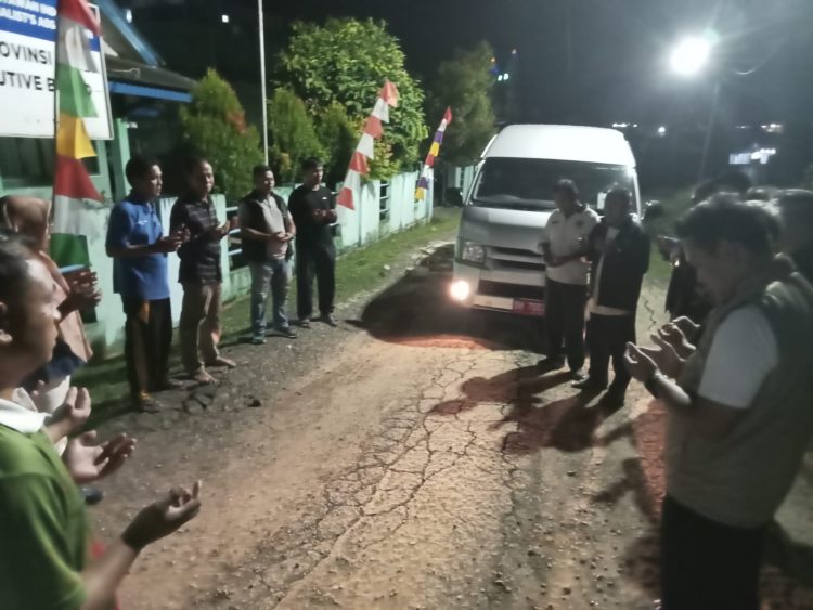 Ketua PWI Jambi HR Ridwan Agus Depati melepas keberangkatan delegasi Kongres PWI 2025 di Sekretariat PWI Jambi, Rabu (28/8/2025) malam. (Dok. Nahar)