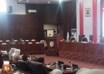 Wakil Ketua I DPRD Provinsi Bengkulu, Teuku Zulkarnain, memimpin jalannya Rapat Paripurna ke-17 Masa Persidangan II di Ruang Paripurna DPRD, Kamis (28/8/2025). (Dok. Yola)