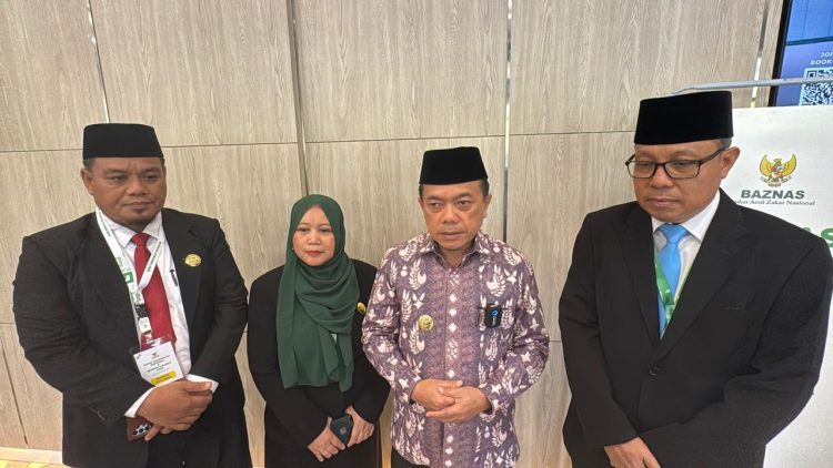 Gubernur Jambi Al Haris menerima penghargaan BAZNAS Awards 2025 dari Ketua BAZNAS RI Prof. Noor Achmad di Grand Mercure Ancol, Jakarta, Kamis (28/8/2025). (Dok. Erit -Kominfo)