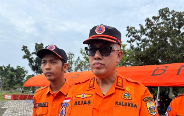 Plt Kepala Pelaksana BPBD Muaro Jambi, Alias (kanan), saat memberikan keterangan terkait perpanjangan status siaga karhutla di Muaro Jambi, Rabu (27/8/2025). (Dok. Yola)