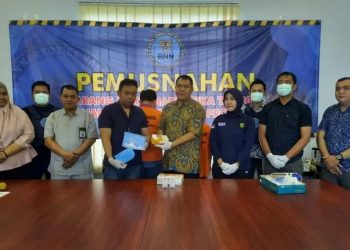 Kabid Pemberantasan dan Intelijen BNNP Jambi, Kombes Pol Rachmad Rasnova (tengah), menunjukkan barang bukti sabu sebelum dimusnahkan. Senin (1/9/2025). (Dok. Daus)