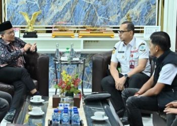 Ketua PWI Kota Jambi Irwansyah (Kanan) saat berdiskusi dengan Wali Kota Jambi, maulana (Kiri) dan Kadis Kominfo, Abubakar di Kantor Walikota Jambi, (03/09/2025). (Dok,. Nahar)