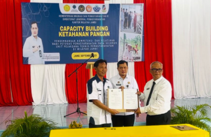 Kepala Kanwil Kemenkumham Jambi Hidayat bersama perwakilan perguruan tinggi menandatangani nota kesepahaman dalam kegiatan Capacity Building Ketahanan Pangan di Lapas Kelas IIA Jambi, Selasa (10/9/2025). (Dok.Daus)