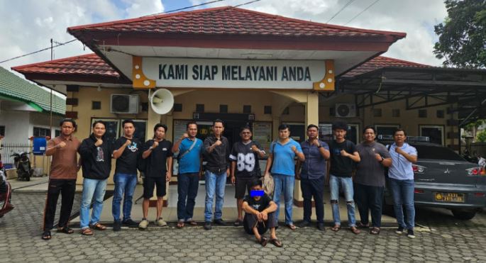 Unit Reskrim Polsek Jelutung bersama tim gabungan saat mengamankan buronan kasus pencurian dengan pemberatan dari Polres Tanah Datar, Polda Sumbar, di Jambi, Rabu (3/9/2025). (Dok.Humas)