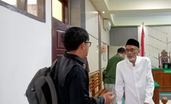Terdakwa Tarjani Kuswara berbincang dengan kuasa hukumnya usai sidang vonis di Pengadilan Negeri Jambi, Rabu (10/9/2025).(Dok.Nahar)
