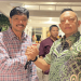 Koordinator Wilayah PBSI Pusat Sudarto Adinagoro berjabat tangan (kanan ) dengan Ketua Pengprov PBSI Bengkulu Suharto (kiri) usai pertemuan konsolidasi menjelang Musprov PBSI Bengkulu 2025, Jumat (26/9/2025) malam. (Dok. Yola)
