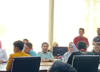 Suasana audiensi antara mahasiswa, pengemudi ojek online, dan DPRD Provinsi Bengkulu di ruang rapat dewan, Kamis (11/9/2025). (Dok.Yola)