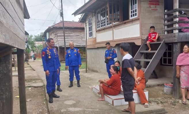 Dirpolairud Polda Jambi Kombes Pol Agus Tri Waluyo berbincang dengan warga Pulau Pandan saat kegiatan sambang masyarakat, Kamis (4/9/2024). (Dok. Nahar)