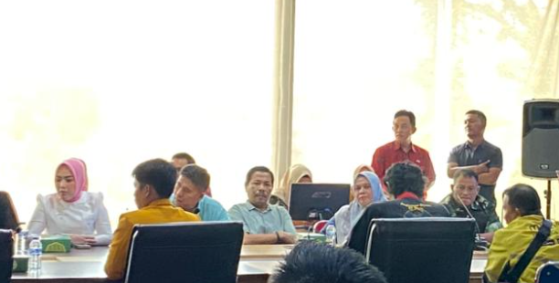 Suasana audiensi antara mahasiswa, pengemudi ojek online, dan DPRD Provinsi Bengkulu di ruang rapat dewan, Kamis (11/9/2025). (Dok.Yola)