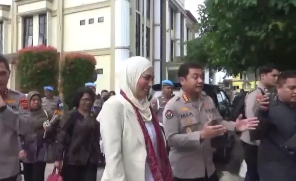Wakil Ketua Komisi III DPR RI Sari Yuliati didampingi Kabid Humas Polda Jambi Kombes Pol Mulia Prianto saat meninggalkan Gedung Siginjai Polda Jambi, Jumat (12/9/2025).(Dok. Nahar)
