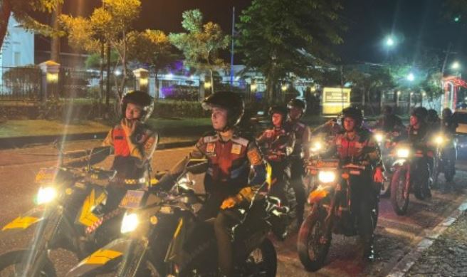 Personel gabungan Polda Jambi bersiap melaksanakan patroli skala besar dengan menyusuri titik rawan kriminalitas di Kota Jambi, Minggu malam (7/9/2025). (Dok. Nahar)