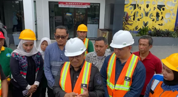 Wali Kota Jambi, Maulana, saat meninjau Instalasi Pengolahan Air Limbah (IPAL) Komunal di Kelurahan Kasang, Jambi Timur, Sabtu (13/9/2025). (Dok. Daus)