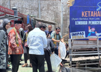 Anggota Komisi XIII DPR RI meninjau program ketahanan pangan warga binaan Lapas Kelas IIA Jambi, Jumat (12/9/2025).(Dok. Stepanus)